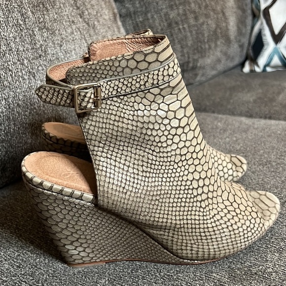 Joie Windsor Wedge Sandal
Snake-embossed leather textures Size 8.5 - Picture 5 of 15